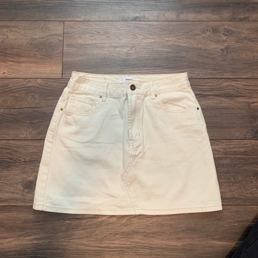 Cream/off white jean material skirt! Size 6